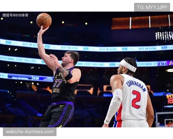 卢卡·东契奇因轻微腿筋紧张缺席常规赛最后两场,预计季后赛可复出 卢卡·东契奇因轻微腿筋紧张缺席常规赛最后两场,预计季后赛可复出